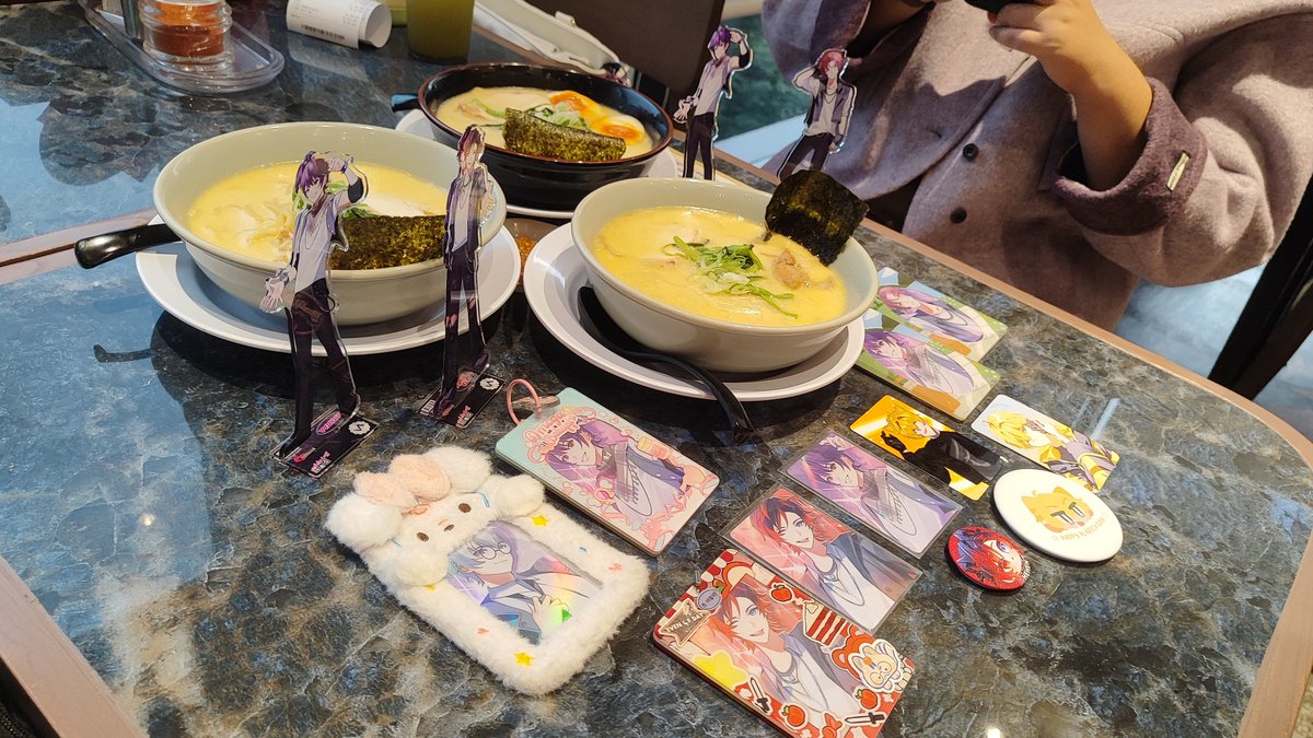 1kpprcranes's tweet photo. Oshikatsu edisi #VERSA1st bersama @hajimesmoon @haruchiyoz
Lihatlah papah tetap bekerja keras promosi ramen demi seekor gadisnya meskipun lagi weekend โค๏ธ
#VERSA1ๅจๅนด #VERSA1stAnniversary #PapUni
Bonus ata dipeluk lukenya @arthareiz https://t.co/ZKFOEKzaFI