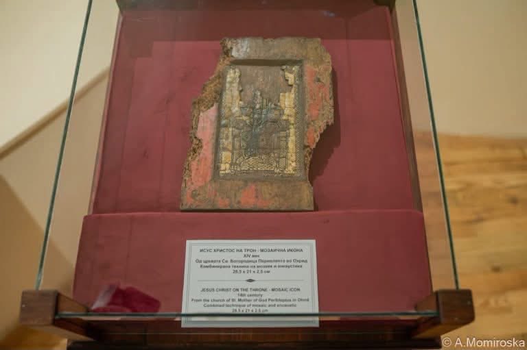 Miaaa_jov's tweet photo. 🇲🇰 🏛️ Во Охрид се чува „Исус Христос на престол“ — единствената сочувана пренослива византиска мозаична икона од ваков вид во Македонија. Датира од XIV век и е голема 28,5 × 21 см. Од август 2026 е дел од постојаната поставка во Галеријата на икони. #Охрид #ВизантискаУметност https://t.co/i5xYheR3lO
