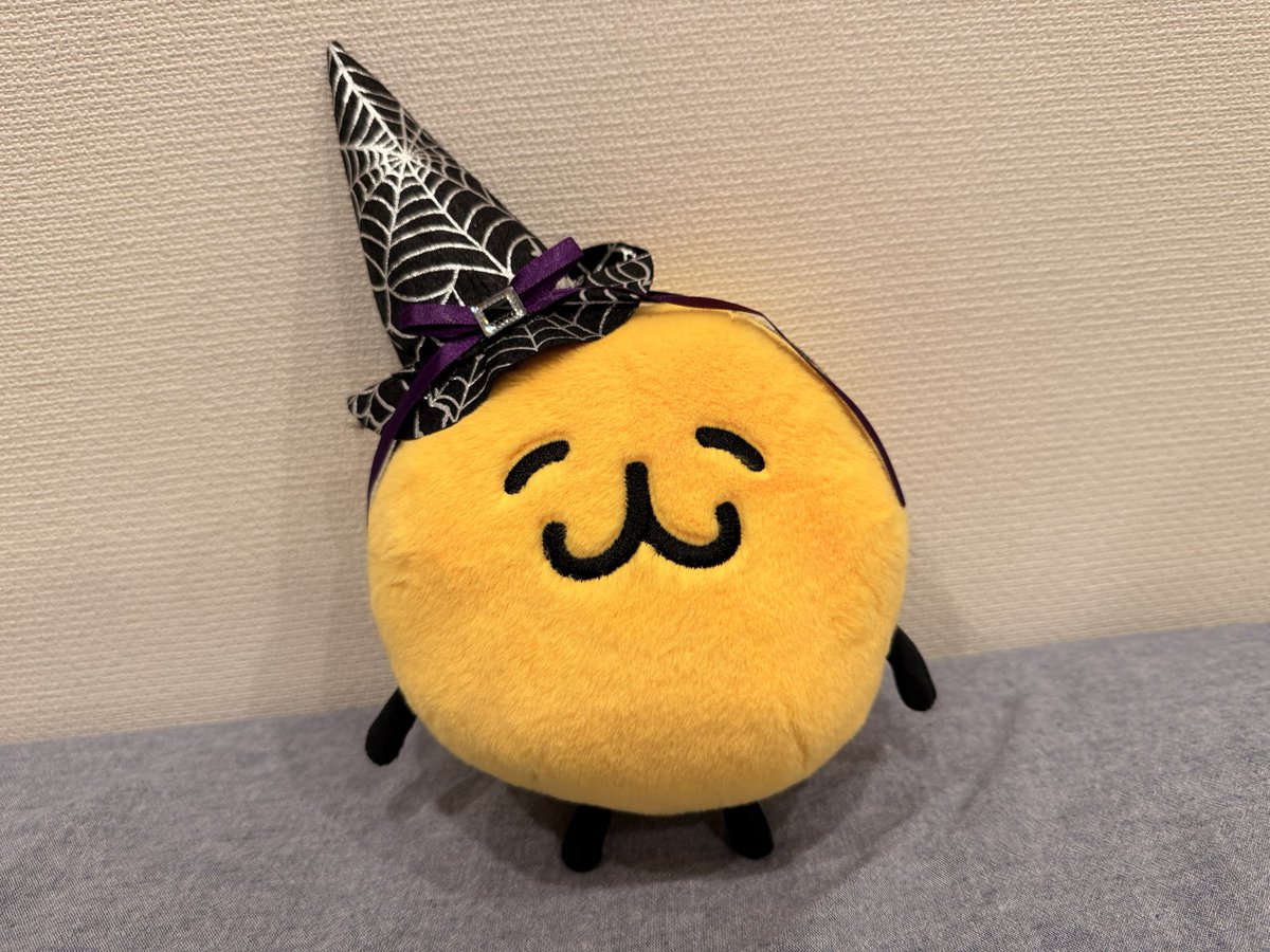 marines_clm_'s tweet photo. セリアにおトイレ🚽フィギュア？を探しに行ったけど見つからず、代わりにハロウィンコーナーにあったカチューシャが受注ホニャちゃんに合いそうだったから買ってきた。おめかしできて嬉しいね☺️
#えもじの子 #お宅のえもぬい観測させてください https://t.co/qCcp971ieM