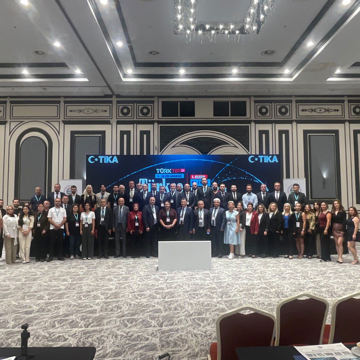 OnderKahveci's tweet photo. Uluslararası Türkçe Konuşan Ülkeler Tıp Kongresi TÜRKTIP2026’da, Türk dünyasının kıymetli hekimleriyle bir araya geldik.

“Sağlık Sisteminin Geleceği: Nitelikli İnsan Gücü ve Sürdürülebilir Çalışma Hayatı” başlıklı konuşmamızda; teknolojinin çalışma hayatındaki yerine, insan faktörünün önemine, sağlıkta nitelikli insan gücüne, yeterli ve güvenceli istihdama, çalışanların ekonomik ve sosyal haklarının iyileştirilmesine, iş yükünün azaltılmasına ve yapay zekâ ile dijital dönüşümün çalışma hayatına etkilerine değindik.

Sağlık sisteminin geleceğinin, sağlık çalışanlarının geleceğinden bağımsız düşünülemeyeceğini vurguladık. “İnsanı yaşat ki devlet yaşasın.” anlayışıyla çalışanı koruyan, emeğe değer veren ve insanı merkeze alan bir çalışma hayatının gerekliliğinin altını çizdik.

Türk Dünyası Sağlık Sendikaları Birliği için çalışmalarımızı sürdürürken, bu anlamlı kongrede Türk dünyasının değerli hekimleriyle buluşmaktan büyük mutluluk duyduk.

Kongrenin düzenlenmesinde emeği geçen Türkçe Konuşulan Ülkeler Tıp Derneği yöneticilerine, kongre komitesine ve Türk dünyasının kıymetli hekimlerine teşekkür ediyorum.

Türk Sağlık-Sen olarak, Türk dünyasıyla sağlık alanında başlattığımız uluslararası iş birliğini daha da geliştirerek güçlendirmeye, ortak çalışmalarımızı artırmaya ve birlikte çalışmaya devam edeceğiz.