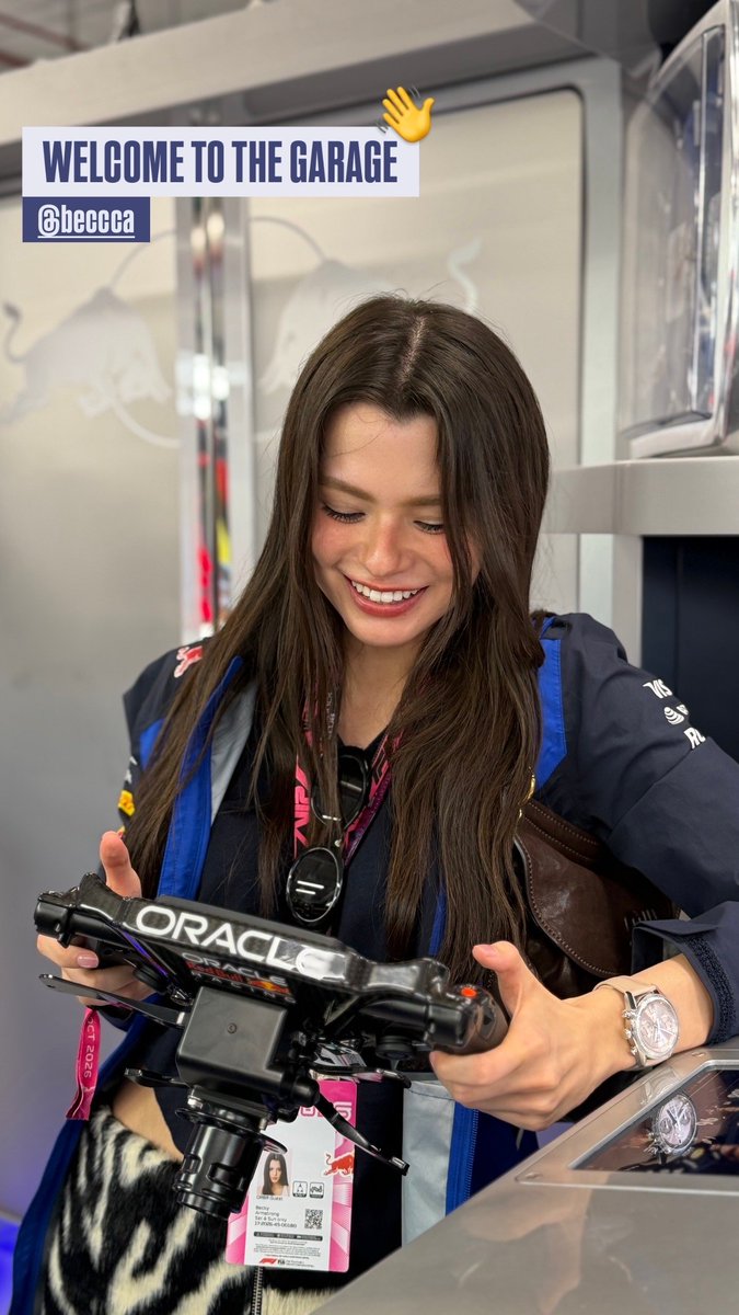 nook_sone's tweet photo. แฟนเท่จังค่ะ 🙂‍↔️

#SingaporeGP #F1
#RedBullRacing #beckysangels https://t.co/2OiICWSn8y
