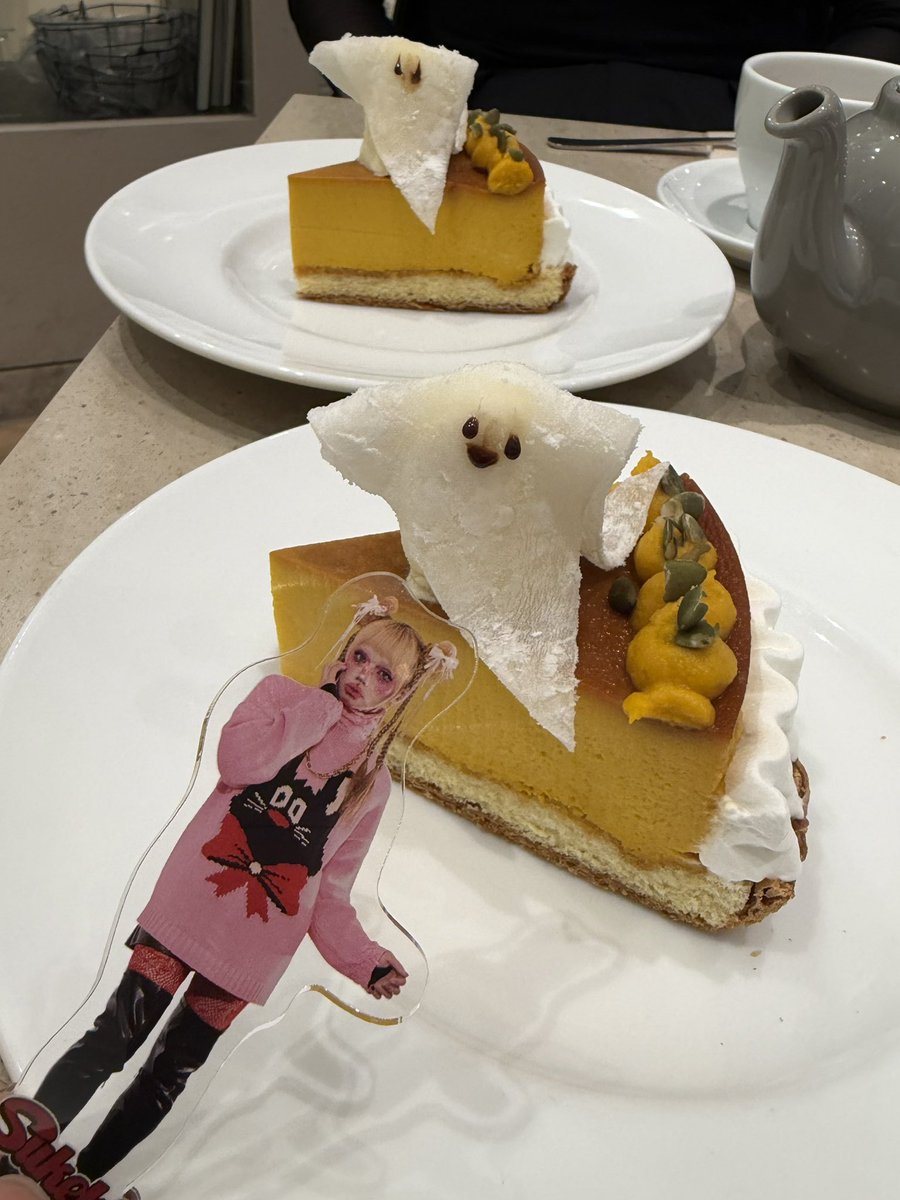 ayak0's tweet photo. ライブ前は秋の味覚欲張りセットを食べてきたよ。今日はゆっちー連れてきた。美味しかった。お腹いっぱい。おばけの顔は整形しました。 https://t.co/GVuaoUlOTL