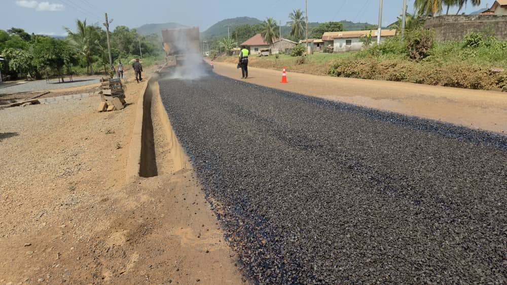 etsedafeamekpor's tweet photo. For the 1st time in our existence, primer seal bitumen is being applied to the 24.95km Todome-Tsatey-Kaira-Ahor-Toh-Tsanakpe-Dzemeni trunk road in South Dayi. 

The people are beside themselves with great joy. Dreams are being released right here……

Gratitute to His Excellency, JDM & Hon Agbodza. 

Spiritus Invictus!!!!