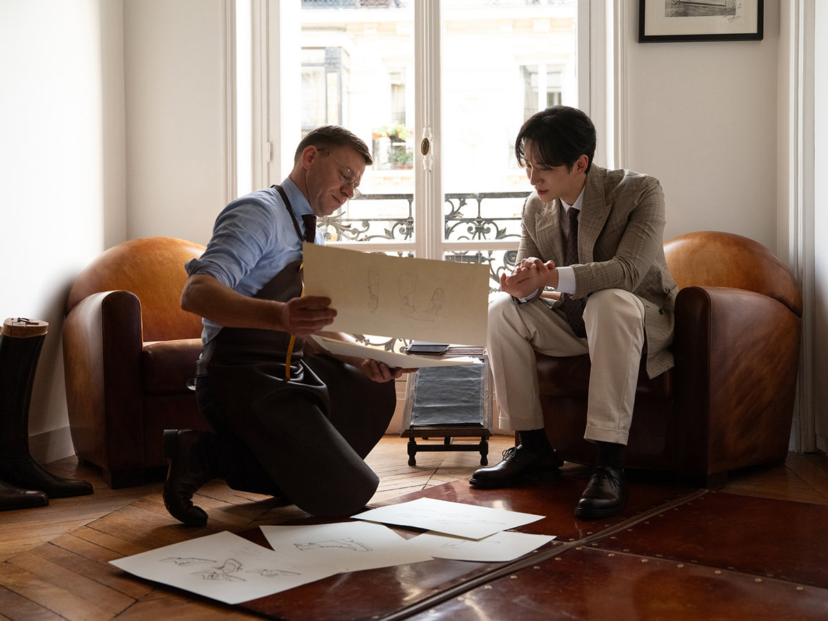 le2jh_vicky's tweet photo. 261008 BERLUTI CONTINUES SHORT FILM SERIES, “A JOURNEY IN CRAFT” / MR MAG.
https://t.co/2E5DVyY586
#이준호 #LEEJUNHO
#BERLUTI #벨루티
#BespokeCampaign #비스포크
-
벨루티(Berluti)가 한국의 싱어송라이터 이준호와 함께한 새로운 단편 영화 시리즈를 통해 머리부터 발끝까지 아우르는 비스포크(맞춤 제작) 서비스를 선보입니다. 앞선 에피소드에서 벨루티는 브랜드 앰배서더와 함께 페라라(Ferrara)의 마니파투라(제작 공방)부터 베니스의 운하에 이르기까지 브랜드의 장인 정신(savoir-faire)이 시작된 여정을 따라갔습니다. '시퀀스 II: 메종의 파리지앵 감성(Sequence II: The Maison’s Parisian Heart)'이라는 제목의 이번 새 에피소드들은 파리에서 여정을 이어가며, 메종의 비스포크 공방이 지닌 슈즈 및 테일러링 분야의 전문성을 조명합니다.
'장인 정신의 여정(A Journey in Craft)' 단편 영화 시리즈의 두 번째 시퀀스는 세 가지 새로운 에피소드로 구성됩니다. 첫 번째 에피소드인 '파리지앵의 세련미를 발견하다(Discovering the Epitome of Parisian Refinement)'는 파리의 비스포크 아틀리에에서 시작되는데, 이곳에 도착한 이준호는 단순한 방문객이 아닌 진정한 안목을 지닌 애호가의 모습으로 등장합니다. 두 번째 에피소드 '벨루티 아틀리에에서의 첫 피팅(The First Fitting at the Berluti Ateliers)'은 그에게 익숙한 아틀리에로 다시 돌아가는 과정을 담고 있으며, 영상의 첫 장면부터 그 친숙함이 고스란히 느껴집니다. 두 번째 시퀀스의 마지막 편인 세 번째 에피소드 '완성된 작품의 공개(Unveiling The Final Creations)'에서는 카메라가 이준호의 뒤를 따라 그가 파리 시내를 가로질러 아틀리에로 향하는 모습을 보여줍니다.
이 시리즈의 첫 에피소드들은 올해 4월에 공개되었습니다. 시작 단계에서 브랜드는 이 시리즈가 두 개의 시퀀스로 전개될 것임을 알린 바 있습니다. 벨루티의 이탈리아적 기원을 탐구하는 여정이 먼저 공개되었고, 이번에 새롭게 선보이는 두 번째 시리즈에서는 이준호가 메종의 파리지앵 헤리티지를 깊이 경험하는 과정이 펼쳐집니다. 발견과 전수의 특별한 순간들을 통해, 이 시리즈는 장인 정신을 단순히 보는 것을 넘어 직접 느끼고 배우며 다음 세대로 이어가는 하나의 경험으로 조명합니다. 또한 이 작품은 이준호뿐만 아니라 벨루티의 명성을 만들어가는 탁월한 장인들에게도 스포트라이트를 비춥니다.