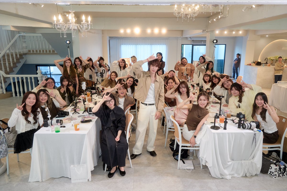 ItsSkinTH's tweet photo. ทางแบรนด์ฯ ขอขอบคุณ🙏 คุณ @Prem_space สำหรับกิจกรรม It’S SKIN Beauty Day Workshop with Prem✨
ในวันนี้มากๆนะคะ🙂 และขอขอบคุณทุกๆ ท่านที่ร่วมสนับสนุนกิจกรรมในครั้งนี้ด้วยค่ะ🙏😍🫶

#ITSSKINxPrem #prem_space #ITSSKIN #ITSSKINThailand #DrSaversSerum #เซรั่มกู้ผิว #BifidaSilky #CicaComfort #VitaGlow #PDRNRevital #HyaluronicHydro