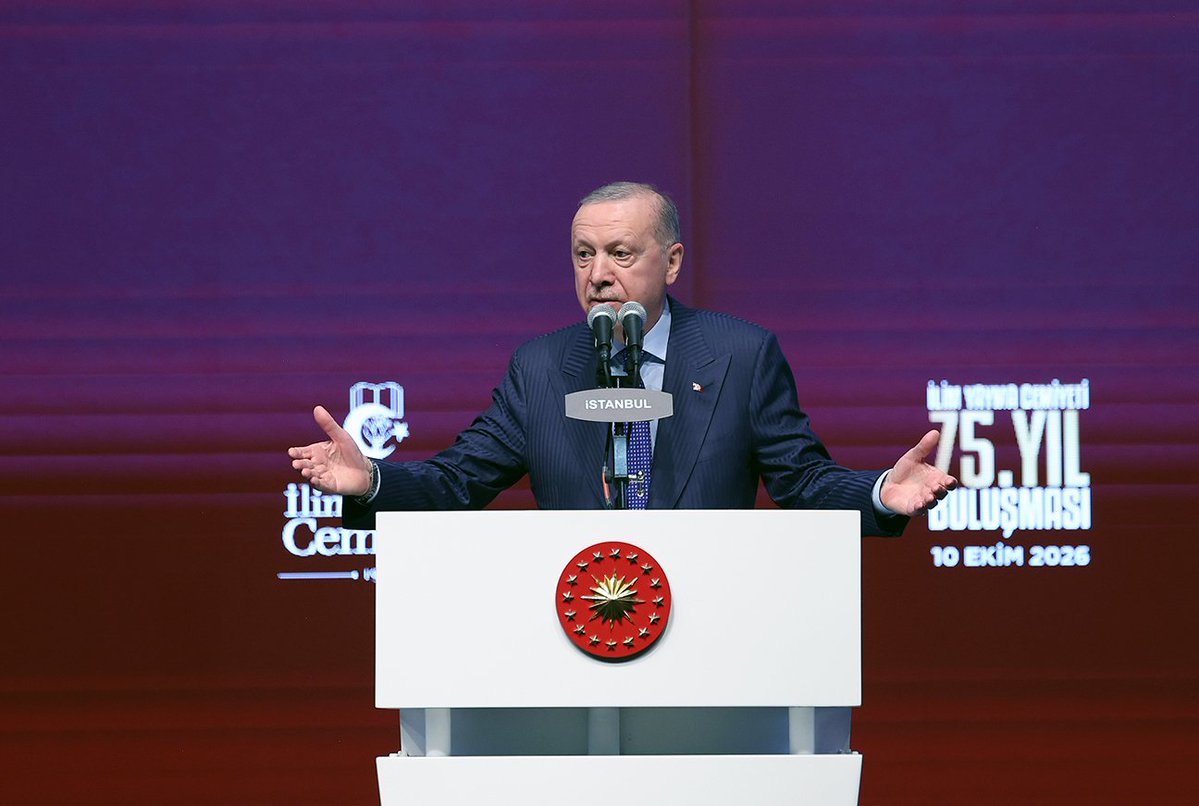 Ademcalkin's tweet photo. 📍 İstanbul 

Surda mukaddes bir gedik açarak, ülkemizin ilim davasına 75 yıldır omuz veren İlim Yayma Cemiyetimizin kuruluş yıl dönümüne katılım sağlayarak Cumhurbaşkanımız Sayın @RTErdogan’ın hitaplarını dinledik.

İnanıyorum ki; Cemiyetimizin, vatan, din, iman, ilim mücadelesi bundan sonrada büyük bir kararlılıkla devam edecek.

İlim Yayma Cemiyeti Başkanımız Yusuf Tülün'e ve cemiyete omuz veren dava arkadaşlarımıza bu kutlu yolda muvaffakiyetler diliyorum.

İlim ve irfan yolunda daha nice 75. yıllara.