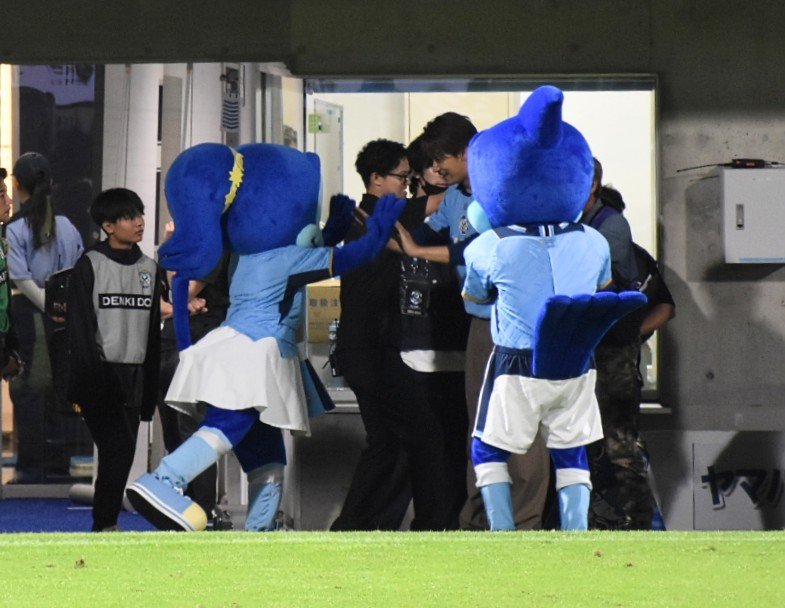 mrks1710's tweet photo. 三代目の方、🐦️達とも挨拶してくれてたし、ピッチ入る時は一礼してたし、札幌側にもひと言入れてたり。来磐ありがとうございました(⁠•⁠‿⁠•⁠) https://t.co/fhRTH9Xt5i