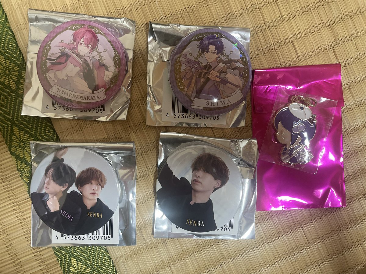Ura___1589's tweet photo. 浦島坂田船 ハロパ 特典 缶バッジ グッズ

譲▶︎画像 💜のみホロ
求▶︎💚同種or妖精 (ホロはホロの交換、💜💛は💚❤️の交換でお願いします)

ハロパ有明2日目、兵庫両日手渡しのみ。
お気軽にお声がけくださいませ。

#浦島坂田船缶バッジ　#浦島坂田船グッズ https://t.co/7U7jD8gwVO