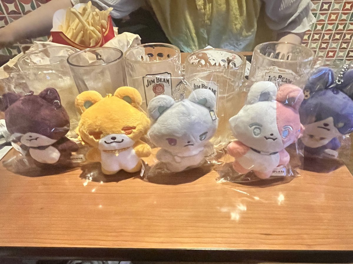 mithume_make's tweet photo. 初対面の方2人と楽しく推し活してます
めっちゃ酒飲んでる楽しい https://t.co/dvDfVdVlzW