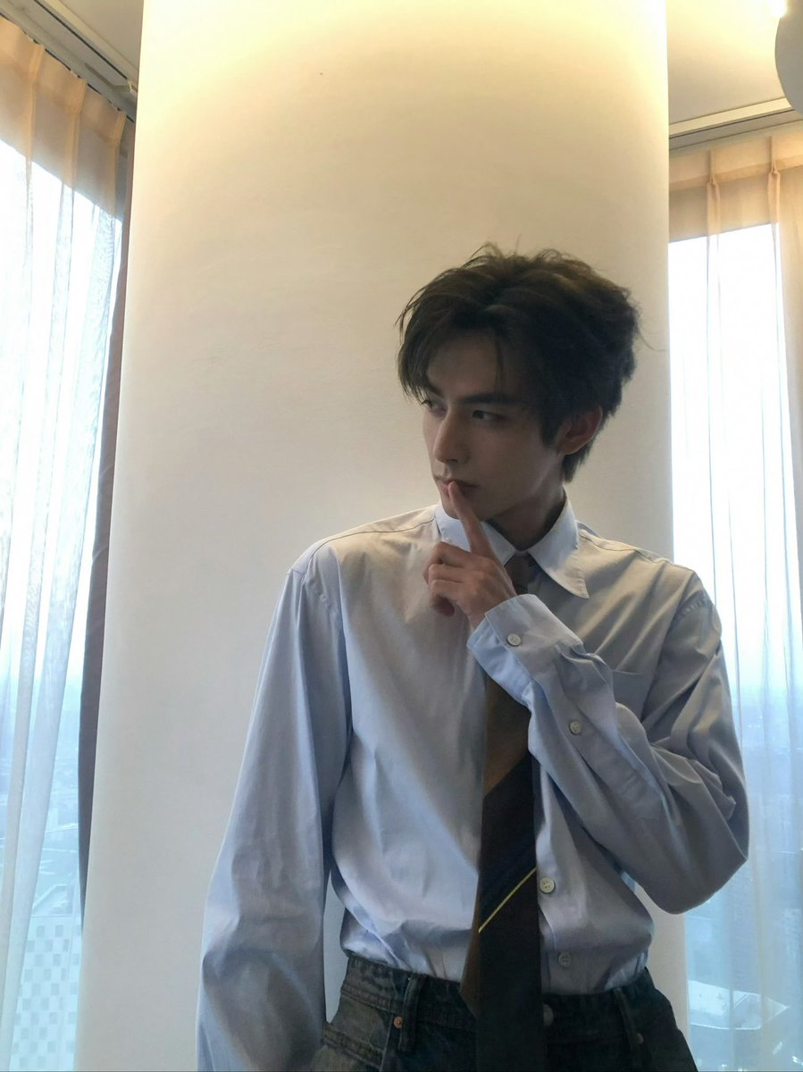 SWL99_update's tweet photo. 261010 | Studio Weibo Update

Feast your eyes with Zhenshiming. Oops! Forgot to turn off the sound! 

#SongWeilong #宋威龙

1/4 https://t.co/lNBV1RqtWP
