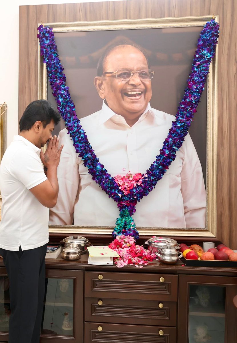 Dravidian1978's tweet photo. கழகத்தின் அறிவுச்செல்வம் `முரசொலி’ செல்வம் அவர்களின் 2-ஆம் ஆண்டு நினைவுநாளையொட்டி, `முரசொலி’ அலுவலகத்தில் உள்ள அவரது திருவுருவச் சிலைக்கு அருகே வைக்கப்பட்ட படத்துக்கும், கோபாலபுரத்தில் உள்ள அவரது இல்லத்தில் வைக்கப்பட்ட அவரது திருவுருவப் படத்துக்கும் கழக இளைஞர் அணிச் செயலாளரும் சட்டமன்ற எதிர்க்கட்சித் தலைவருமான @Udhaystalin அவர்கள் மலர் தூவி மரியாதை செலுத்தினார்.

#MurasoliSelvam