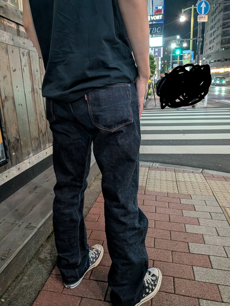 batta25x18's tweet photo. 息子と久しぶりの食事🍖お父さんが履けなくなった旧ドゥームxxをノーカットでカッコよくは着こなしてくれて感無量😭理想的なシルエット👖Tシャツ👕の袖折ってるのも💞バスケ頑張れ🏀
#おしゃれスイマーイナタイ系 https://t.co/eMOr1eRkLs