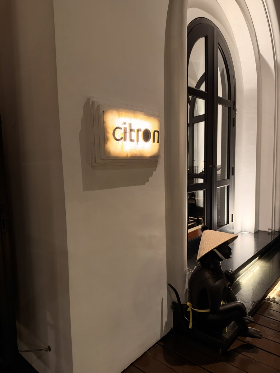 Ken5Ise's tweet photo. 夜はCitronで軽く夕食（カニチャーハン）。

ピーク時間外してるからか大人気のノンラー席（ベトナムの笠の形のやつ）に座れるとのことでせっかくなのでこちらで。

空中に浮いてる感じで不思議なテーブルでした。 https://t.co/4i6vPN7QGM