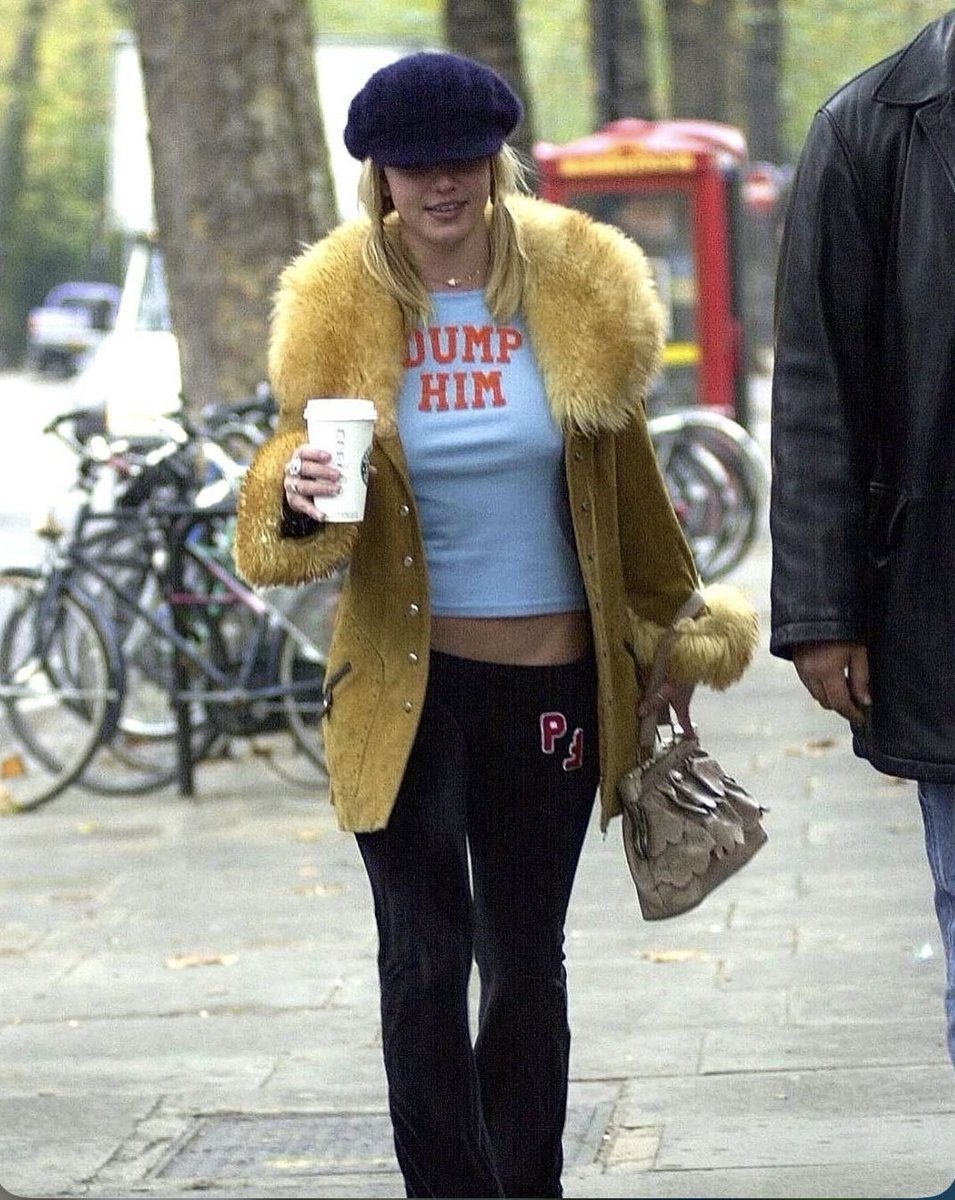 notgwendalupe's tweet photo. Britney Spears, 2002 https://t.co/hLRiPuyHGl