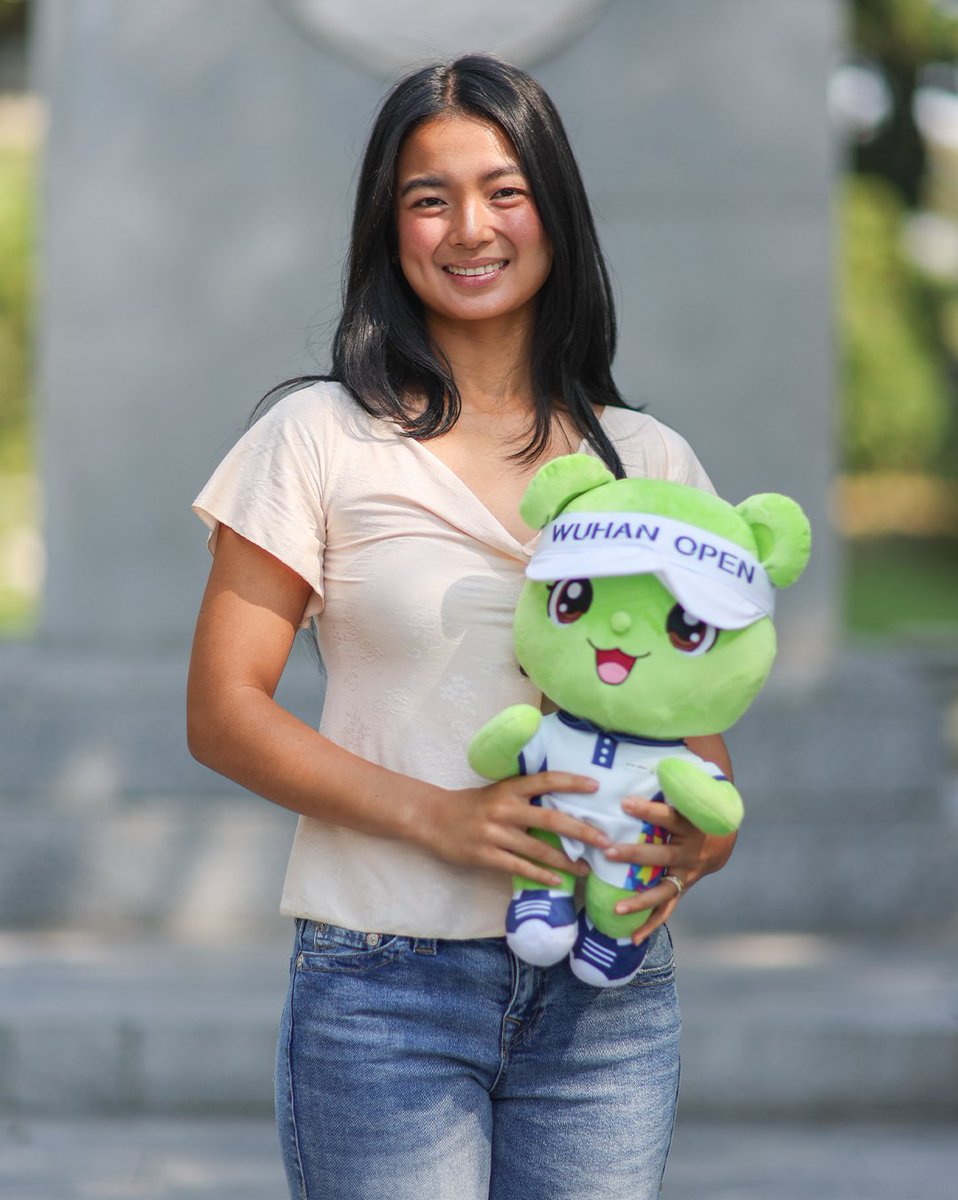 TennisChannel's tweet photo. Eala visits Wuhan's East Lake 👋⛲️

📸 Wuhan Open/VCG

#DongfengVoyahWuhanOpen https://t.co/f6CeZ65CVz