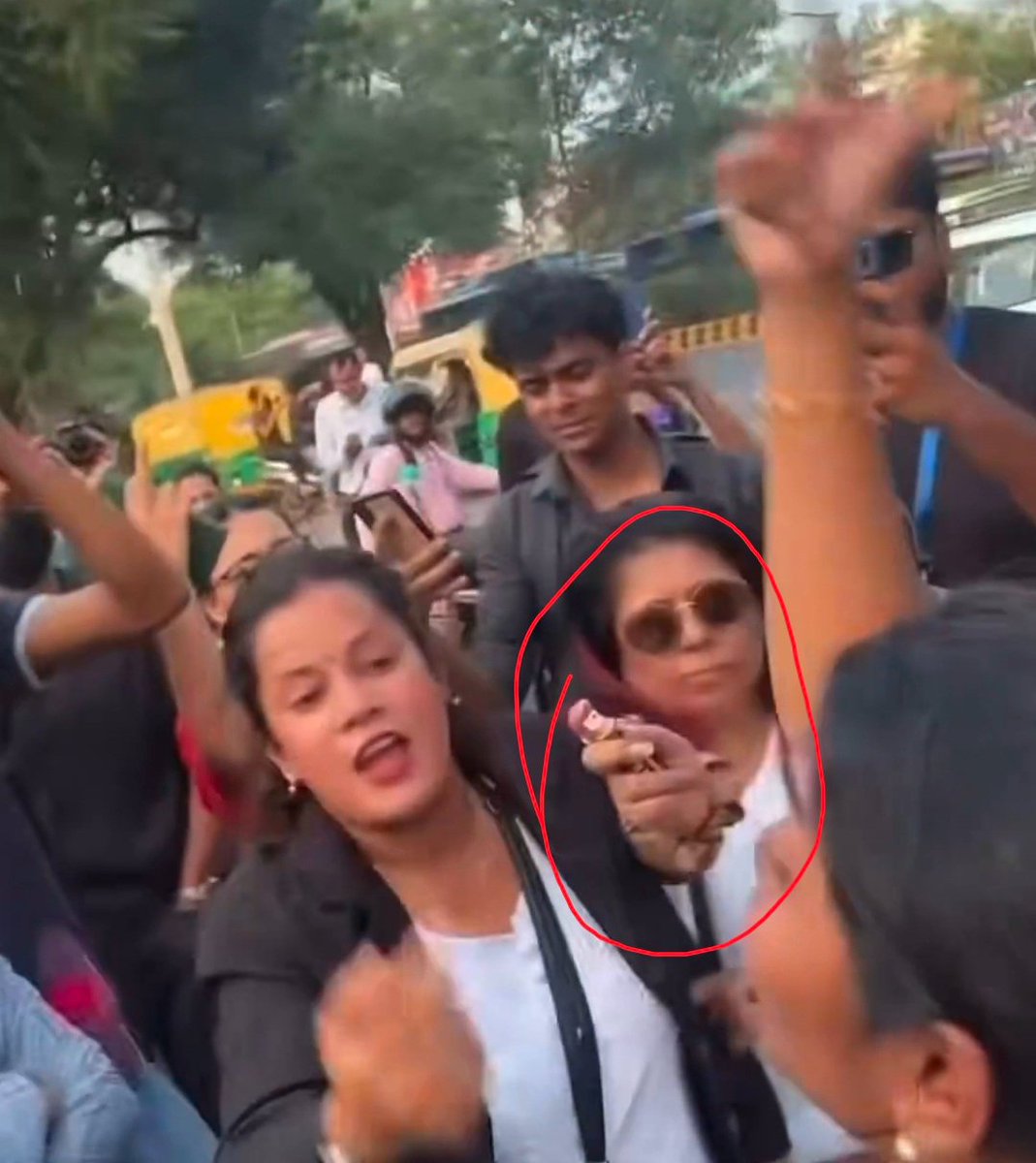 arunpudur's tweet photo. Dear All,

Find out who this old cockroach 🪳 who used pepper spray as a weapon against a young women who just said Vande Mataram. 

Let's help @DelhiPolice arrest her https://t.co/y5jIAzFCZg