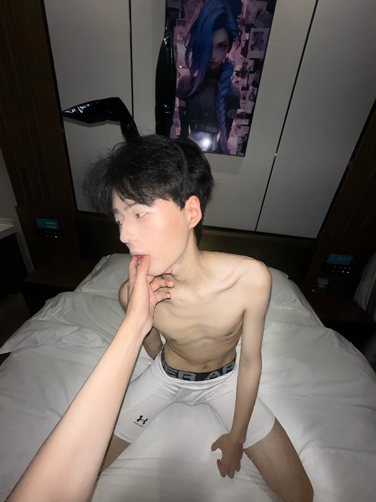 qvo4k's tweet photo. eat it up🐰 https://t.co/7EYZjS8xFe
