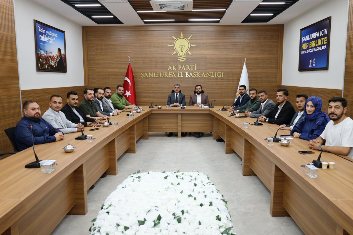 furkankucukk_'s tweet photo. 📍AK Parti Şanlıurfa İl Başkanlığı

İl Başkanımız @milhamigunbegi’nin katılımlarıyla, ilçe gençlik kolları başkanımızla toplantımızı gerçekleştirdik.

Toplantımızda;

-İl ve ilçe teşkilatlarımız arasındaki koordinasyonun güçlendirilmesi,
-Üye çalışmalarının geliştirilmesi ve yeni üyelerimizin teşkilatımıza kazandırılması,
-Önümüzdeki dönemde gerçekleştireceğimiz program ve etkinlikler üzerine istişarelerde bulunduk.

Birlik ve beraberlik içerisinde, 13 ilçemizde aynı heyecan ve kararlılıkla çalışmaya devam ediyoruz.

@avyusufibis @bybekirbozdag @osmannazlier @fatihseyrekk @akgencliksurfa