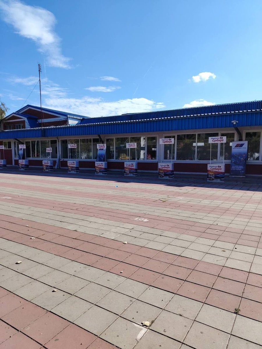 SlavicaPlavsic's tweet photo. ‼️СВИ ЗА КОСТОЛАЦ*

Трибина испред Хале спортова у Костолцу је на време и уредно пријављена полицији још у понедељак.

Сада баш на том месту мафија је поставила штандове.

Отишли смо до полиције и речено нам је да они не могу да ураде ништа поводом тога. Речено нам је да је на нама да одлучимо да ли ћемо померати локацију трибине. *Нећемо померати ништа.*

Наш предлог је био да се њихови штандови који вероватно нису ни пријављени помере са локације где смо ми пријавили нашу трибину.
Њихов одговор на то је био *„Ми немамо право да померамо било кога”*.