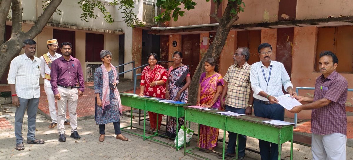 TNelectionsCEO's tweet photo. Special camps for new voter registration commenced today across kancheepuram District. The District Election Officer, kancheepuram, visited the camps to inspect the arrangements and review the new voter enrolment process.

"New voters enrollment special drive"

@ECISVEEP @DeoKancheepuram

#NewVoterEnrolment #Form6

#SpecialCamps