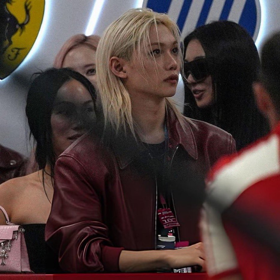 spearhyunnie2's tweet photo. FELIX LOOKS SO GOOD 

#FELIXxFormula1
#FELIXxFerrari https://t.co/sYu1vwu2ai