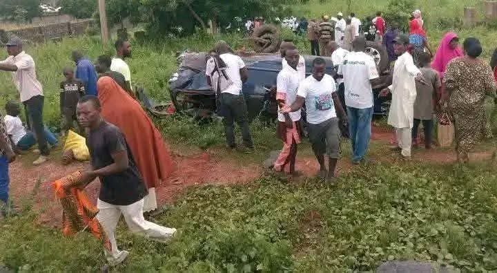 Dee_9889's tweet photo. Vehicles carrying Benue APC supporters to the ongoing North Central Mega Rally in Lafia were involved in a road crash. https://t.co/Tsy0khEGUe