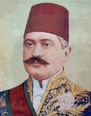 coldekutupaysi's tweet photo. Yaşar Gören dozumuz gelsin
Sadrazam Talat Paşa istifa etti. Hükümet düştü. ‼️

322 NUMARALI MASON İTTİHATÇI 🎩MUSTAFA KEMAL, SAVAŞ ALANINDAN KAÇARAK BİR TAŞLA KUŞ SÜRÜSÜ VURDU. OSMANLI YENİLDİ. GAGAUZ ENVER'İN VE ALMANLARIN İŞİ BİTTİ... 
8 Ekim 1918. 108 yıl önce bugün. Filistin'de Mustafa Kemal'in ordusuyla birlikte cepheden kaçması ve savaşı İngilizlerin kazanması, İstanbul'u yüreğinden vurdu. Sadrazam Talat Paşa, Padişah Vahdeddin'e kabinenin istifasını sundu. 
Kısa bir süre hariç 10 yıldır devam eden Almancı İttihatçıların iktidarı artık sonsuza kadar son buldu. ‼️Talat Paşa Hükümeti, 14 Ekim’de Ahmed İzzet Paşa sadâretinde yeni kabinenin kurulmasıyla resmen sona ermiş olacaktır. 
Enver-Talat-Cemal üçlüsü diye anılan çete, boğaz kenarındaki yalılarına çekildi. Liman von Sanders ve von Seeckt başta olmak üzere Almanların defteri dürülmüş oldu. Osmanlı Ordusu içindeki 40 bin Alman subayı ile askerlerine yol göründü. Payitahttaki İngilizcilerin önü açıldı...