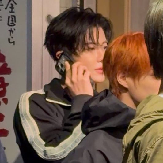 asjaemine's tweet photo. “jaemin ganteng banget 😭”
“emang jaemin ngapain?”
“telfonan sama makan ramen hehe…” https://t.co/KgInhEjRt1