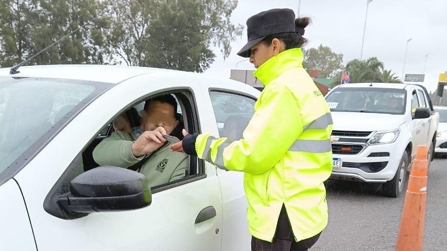 RedSegVial's tweet photo. #FindeLargo #Sábado
🚔Estamos en las rutas acompañando el viaje de los santafesinos y de quienes nos visitan de otras provincias.
👮👮♀️Los agentes de la Guardia Provincial controlan que los conductores viajen seguros para evitar siniestros viales. https://t.co/QsYG4nYnnh