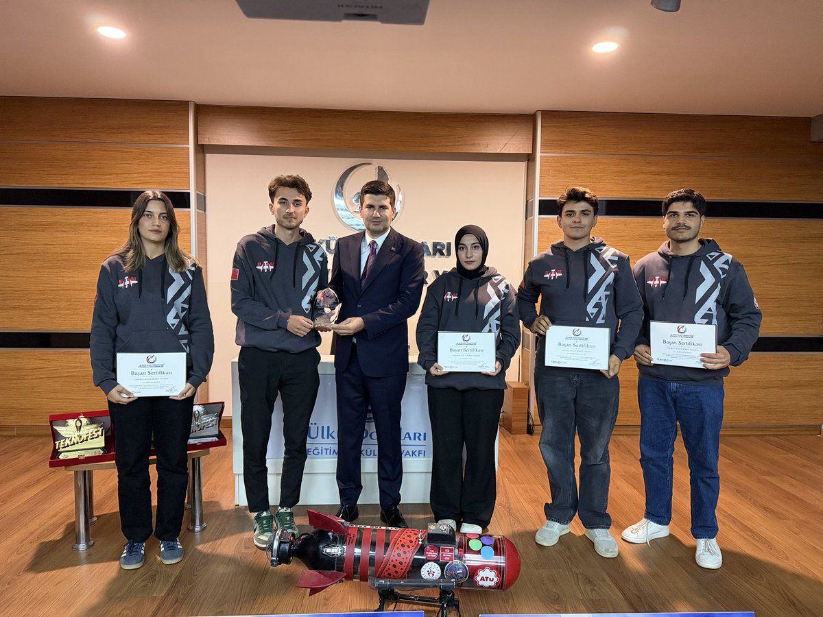 ayyildirim1's tweet photo. TEKNOFEST yarışmalarında elde ettikleri önemli derecelerle bizleri gururlandıran TeknOcak takımlarımızı Ülkü Ocakları Genel Merkezimizde ağırladık.

🏆 Çip Tasarım Yarışması Analog Kategorisi Birincisi: VLSI Çip Tasarım Takımı

🏆 Yüksek İrtifa Roket Yarışması Birincisi: İstikamet Roket Takımı

🥈 Su Altı Roket Yarışması İkincisi: Muray Su Takımı

Bilim ve teknoloji alanında ortaya koydukları azim, emek ve başarılarla Türk gençliğinin neler başarabileceğini gösteren kıymetli kardeşlerimizi tebrik ediyor, başarılarının devamını diliyorum. 🇹🇷