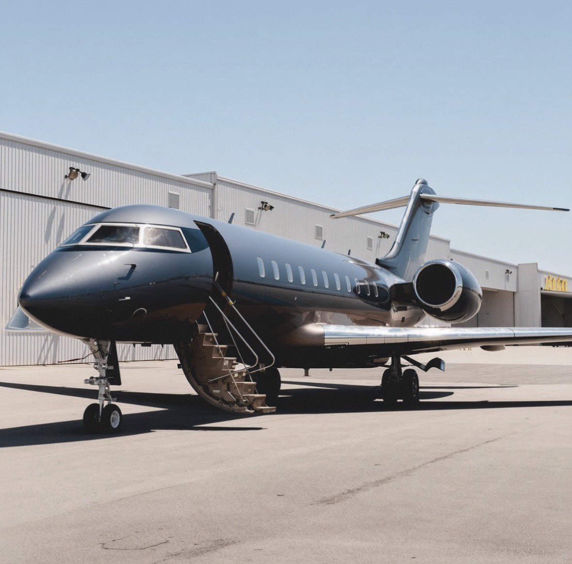 FrenchRapUS's tweet photo. 💔 NE PRENEZ JAMAIS L’HÉLICOPTÈRE !

La star de la NBA LeBron James refuse catégoriquement de posséder un jet privé, malgré son statut de milliardaire 🤯

« Je préfère l’hélicoptère, c’est moins cher. Posséder son propre avion coûte beaucoup trop cher même pour moi… » https://t.co/xrtiNQJowP