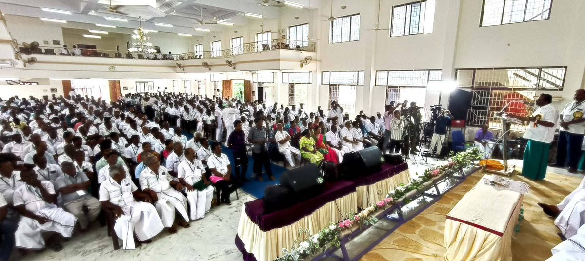 KarurKamalOffl's tweet photo. கரூர் மாவட்ட அதிமுக - 10.10.2026
தலைவர், தலைவி வழியில், எங்களை வழிநடத்திக்கொண்டிருக்கும் மாண்புமிகு கழக பொதுச்செயலாளர், புரட்சித்தமிழர் அண்ணன் திரு @EPSTamilNadu அவர்களின் வழிகாட்டலின்படி,

இன்று கரூர் மாவட்ட அம்மா பேரவை  சார்பில் கரூர் மாவட்ட அம்மா பேரவை செயலாளர் திரு.சக்திவேல் அவர்களின் தலைமையில் நடைபெற்ற மாபெரும் எழுச்சிமிகு அம்மா பேரவை நிர்வாகிகள் ஆலோசனைக் கூட்டத்தில், 

மாண்புமிகு முன்னாள் அமைச்சர், கழக புரட்சித்தலைவி அம்மா பேரவை செயலாளர், மதுரை புறநகர் மேற்கு மாவட்ட கழக செயலாளர் அண்ணன் திரு @rbudhayakumar_ @Udhayakumar_RB அவர்கள், மாண்புமிகு முன்னாள் அமைச்சர், கழக அமைப்பு செயலாளர் திரு.ம.சின்னசாமி, கரூர் மாவட்ட கழக அவைத்தலைவர் திரு.திருவிகா  உள்ளிட்ட கழக நிர்வாகிகளுடன் கலந்துகொண்டு 

கழக வளர்ச்சிப்பணியிலும், அடுத்து நடைபெற போகும் கரூர் சட்டமன்ற தொகுதிக்கான இடைதேர்தல் பணிகளிலும் கழக அம்மா பேரவை நிர்வாகிகளின் பணிகள் குறித்தும் பல்வேறு ஆலோசனைகளை வழங்கி சிறப்புரையாற்றினேன்.
@AIADMKOfficial
@AIADMKITWINGOFL

#EPSTamilNadu #KarurDistrict #ADMK #EPS #karur #TVKFails #KarurNews