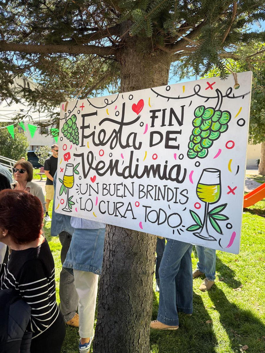 DipuSG's tweet photo. 🍷Moraleja de Coca ha celebrado su tradicional Fiesta de la Vendimia 

🍇El presidente de la Diputación, Miguel Ángel de Vicente ha acompañado a sus vecinos en este día festivo donde se ha puesto en valor el trabajo de los viticultores https://t.co/5EjQkbA6vr