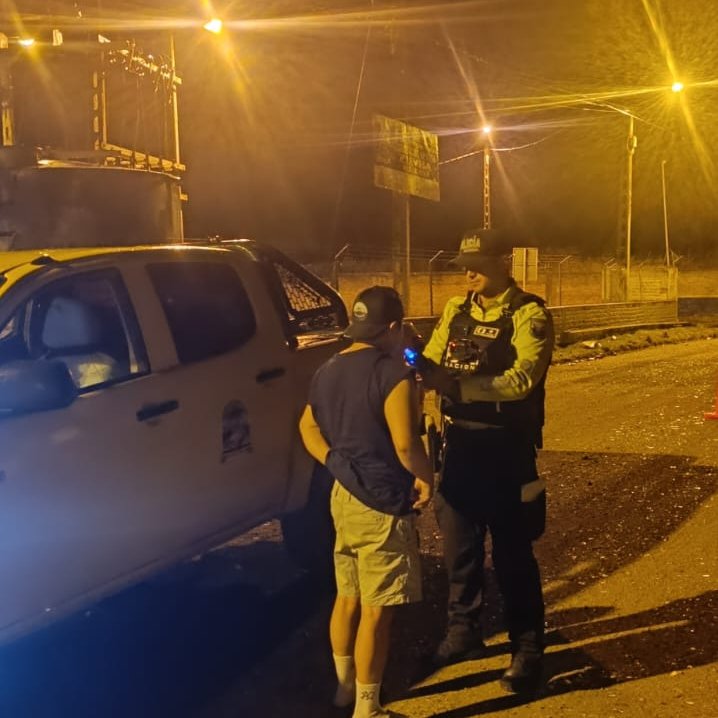 PoliciaEcZona7's tweet photo. 🚨🚔 CONTROLES NOCTURNOS
En este #Feriado09DeOctubre en horario nocturno, realizamos operativos focalizados con controles preventivos y pruebas de alcoholemia para prevenir siniestros de tránsito.
#ServirYProtegerConFirmeza
#EstrategiaOperacional3D https://t.co/ewW08ymPLs