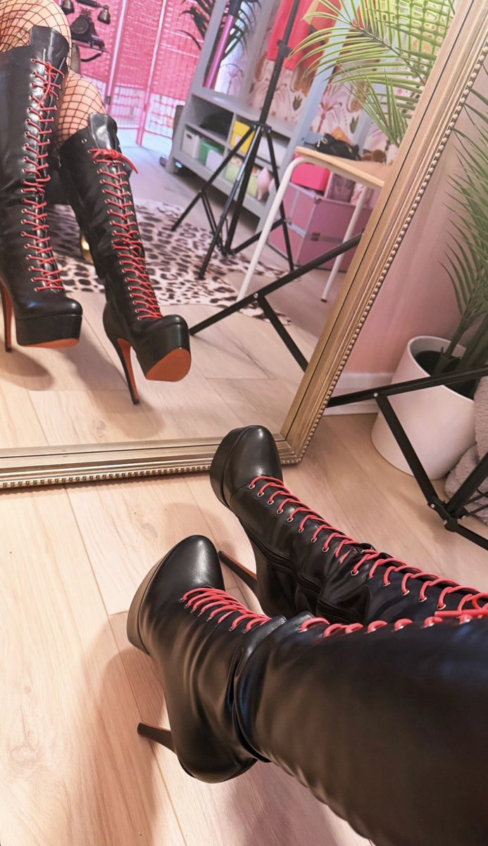 GoddessMomsl's tweet photo. Tall boots, high standards 🖤 https://t.co/69ml9BcA1X