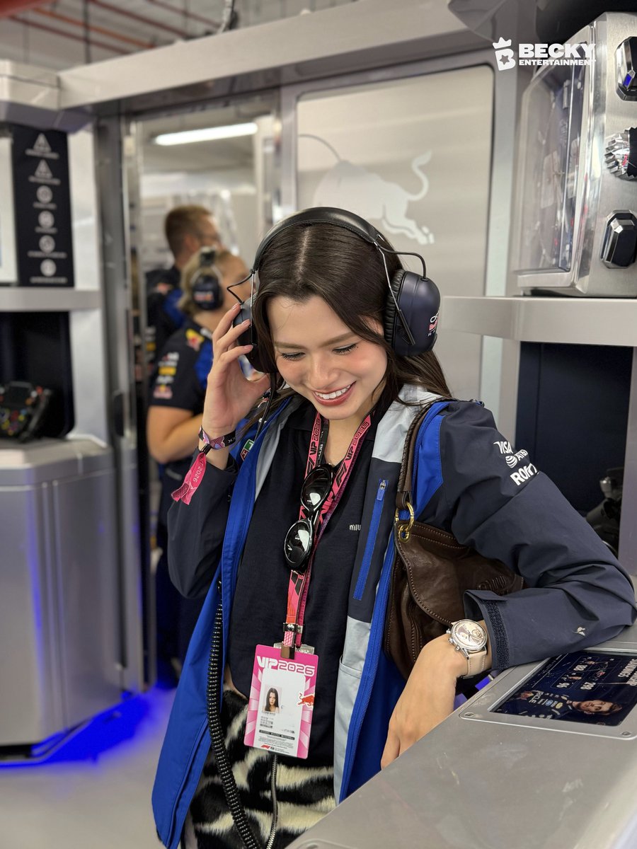 beckyentofc's tweet photo. Singapore vibes, Red Bull energy, Paddock moments. 🇸🇬🏎️🏁

#SingaporeGP #F1 #RedBull #MiuMiu #TagHeuer #beckysangels #BeckyArmstrong https://t.co/VzPyUBe0Su