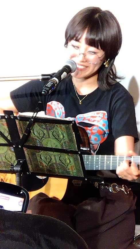 usagi0822's tweet photo. そしてトリはカナダから帰国された Nanas◎n（ななそん：@NaNaNa0750）さん。医療／看護系のお仕事に従事されていたが、どうやら仕事は辞めたもよう。自分探しの途中なのかな。１曲毎にカナダでのエピソードを色々話しながらの１時間。明るく元気な曲に内省的な曲もまじえて。懐かしく瑞々しかった。 https://t.co/Q2dxUYUN9B