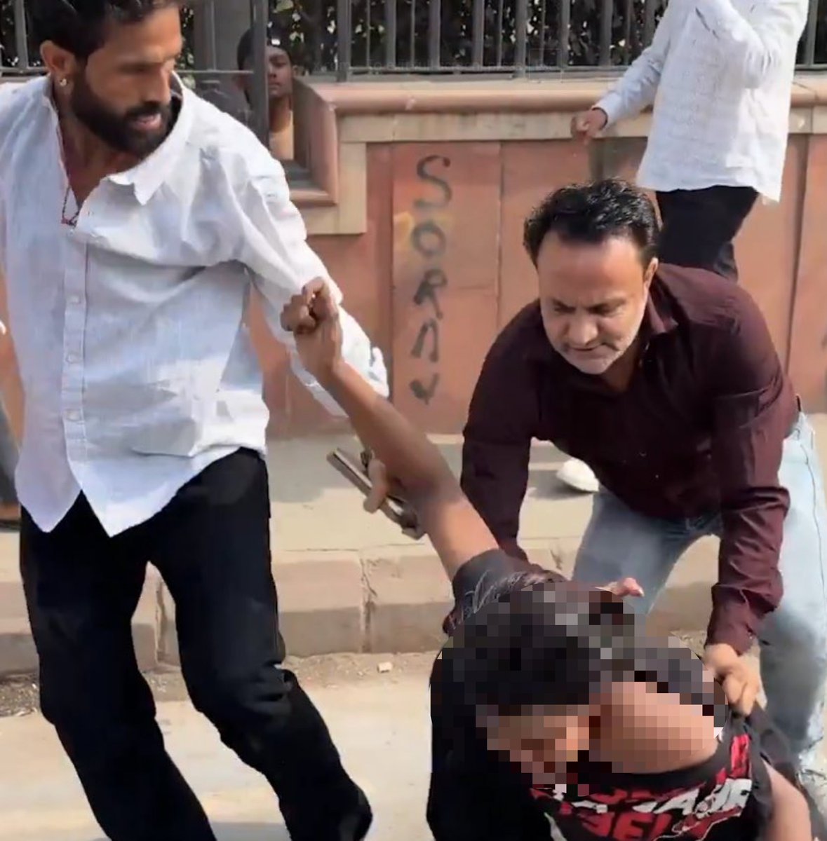 neharuchacha's tweet photo. एक तड़ीपार अगर गुंडा हो,तो पता है क्या होता है??
ऐसे गिद्ध महिलाओं की इज्ज़त नोचते है दिन दहाड़े 
#JantarMantarDelhi https://t.co/ErEJy86xaS