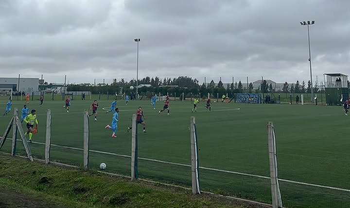 TorqueUruguay's tweet photo. Juega #Torque? Ahí estamos.
Final en el Complejo, contundente victoria de la #sub17 para seguir subiendo en la tabla, #Torque 4 ( Bruno Rosales x2, Rodrigo Núñez y Lucas Pereira) #Albion 0. https://t.co/bYZqyubkLU
