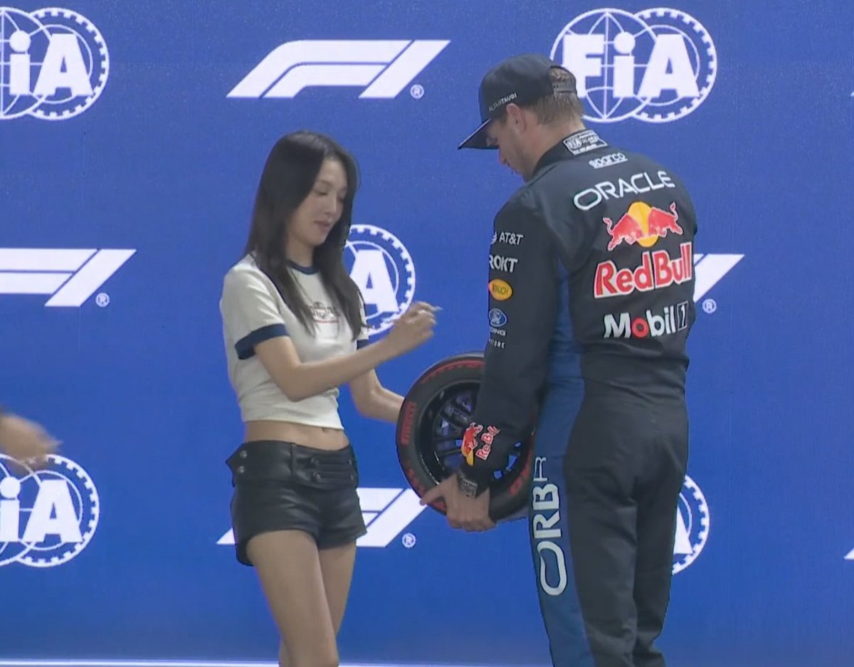 oohmypoppy_'s tweet photo. กี้สสสสสสส ม๊าฮโยเป็นคนมอบ Pirelli Pole Position Award ให้กับพี่มักซ์ที่สนามสิงคโปร์ปีนี้ 🥹 ตอนแรกว่าจะปิดหนีละแต่อยากรู้ว่าสนามนี้คนดังคนไหนจะได้เป็นคนมอบล้อจิ๋วให้นักขับ พอเห็นม๊าเดินมานี่กรี๊ดแตกเลย 573532892525263554555 https://t.co/vxBwriZBxk