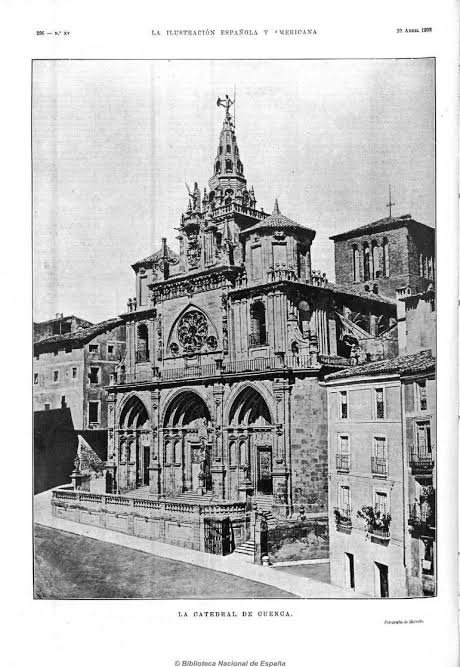 ElCampoAmarillo's tweet photo. Si has estado alguna vez en la Plaza Mayor de Cuenca, quizá te hayan llamado la atención los dos pináculos que hay a los lados de la fachada de la catedral, cortados a media altura. Nunca llegaron a terminarse. Toda esa fachada es de principios del siglo XX, y está ahí porque la anterior se vino abajo.

Ocurrió el 13 de abril de 1902. La torre de las campanas, la del Giraldo, se desplomó delante de los vecinos y arrastró con ella parte de la fachada y varias vidas. Llevaba tocada desde 1837, cuando un rayo incendió sus pisos altos, y el obispado llevaba años avisando de que estaba en mal estado. Cuatro meses después del derrumbe, el Estado declaró la catedral Monumento Nacional.

La nueva fachada se empezó en 1910 con un proyecto de Vicente Lampérez, que tomó como modelo la catedral de Reims. Estaba pensada con dos agujas muy altas que nunca se construyeron, y por eso los pináculos se quedan como se quedan. No es casualidad que mirara a Francia. Cuenca fue, junto con Ávila, una de las dos primeras catedrales góticas de Castilla, y se empezó tras la conquista de la ciudad por Alfonso VIII en 1177, con la influencia de su esposa, Leonor de Inglaterra, que llegó a Castilla con gente del norte de Francia y de Normandía.

Desde que lo sé, no puedo mirar esa fachada sin fijarme en lo que le falta. Merece la pena plantarse un rato en la plaza y buscar la única escultura que tiene, la de san Julián, el segundo obispo de la ciudad, en el centro de la galería de arriba. Y después entrar, porque dentro sigue estando la catedral del siglo XII, con ese aire normando que la hace tan distinta a las demás.