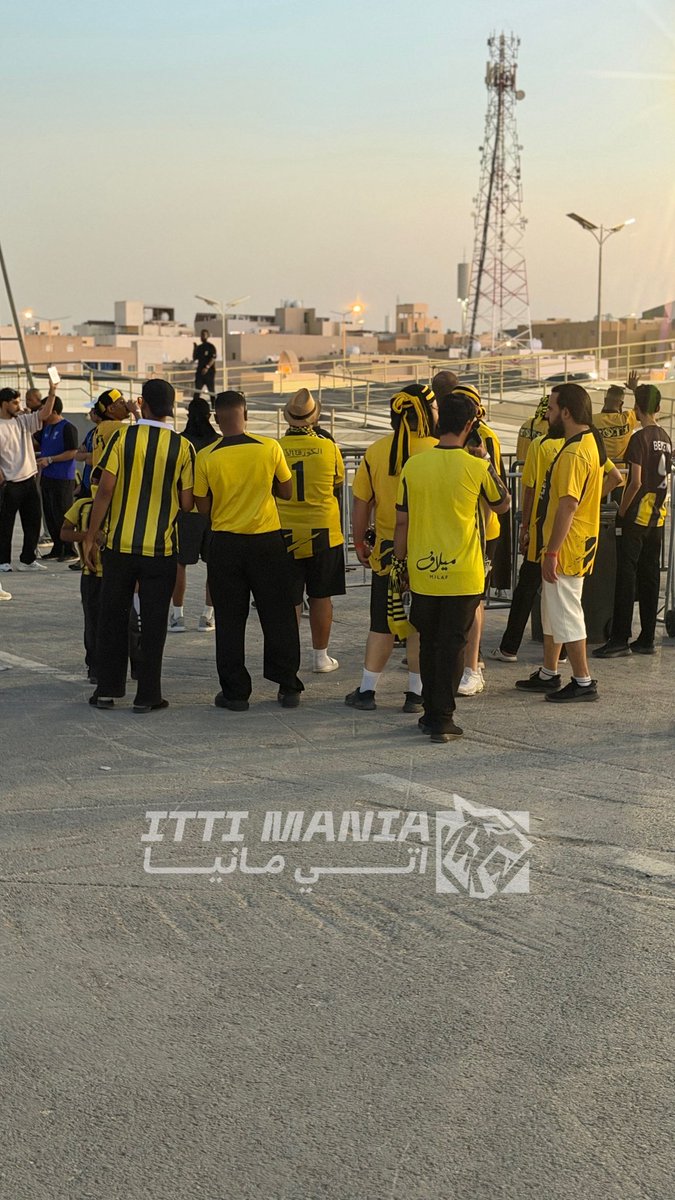 IttiMania's tweet photo. 🚨🟡 توافد اعضاء مجلس جمهور #الاتحاد في الرياض أمام الملعب في انتظار فتح البوابات ✅ https://t.co/daLGwUYzjV