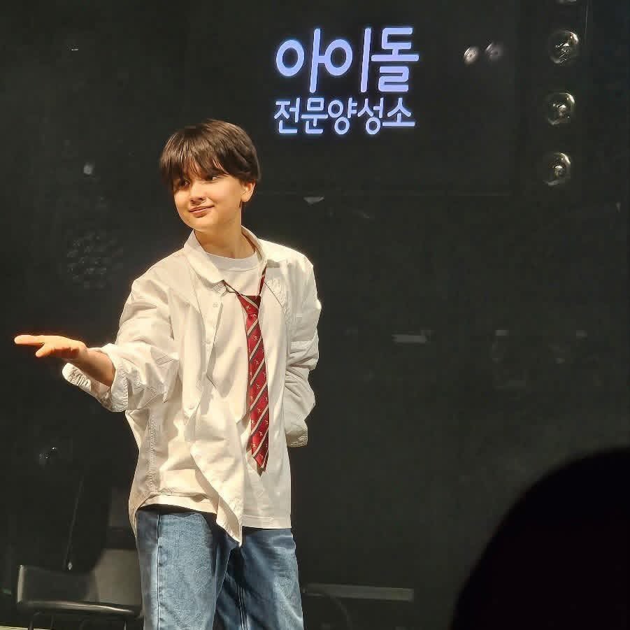 _fifteensoul's tweet photo. ข้อมูลพรีเดบิวต์  ❝ ลูเซียน ❞ ♡🪐༘⋆

✧ ชื่อจริง: ลูเซียน คาโรลี่ (Lucien Karoly)
✧ วันเกิด: 10 ธันวาคม 2011
✧ สัญชาติ: เกาหลี-อเมริกัน 🇰🇷🇺🇸
✧ อาศัยอยู่ที่เมืองยงอิน
✧ คุณแม่เป็นชาวเกาหลี คุณพ่อเป็นชาวอเมริกัน
มีพี่สาว 1 คน
✧ เคยเรียนที่สถาบัน REDSTAGE

#A2OSOUL #LUCIEN https://t.co/k908fzin9n