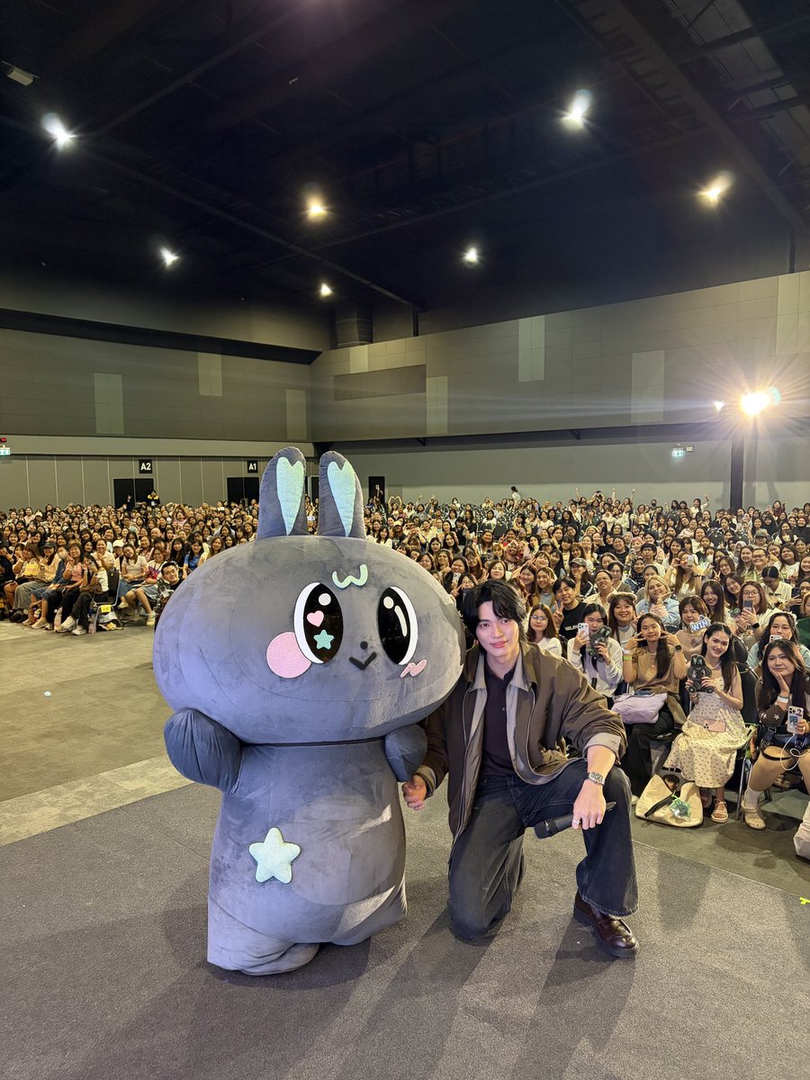 metaa_gmmtv's tweet photo. ขอบคุนคับที่มาหาครอบครัวกาตุ่ยย 🐰✨
#GMMTVFANIVAL2026HappyFamilyxWIN
#GMMTVFANIVAL2026HappyFamily
#METAA https://t.co/VkE0VIlavv