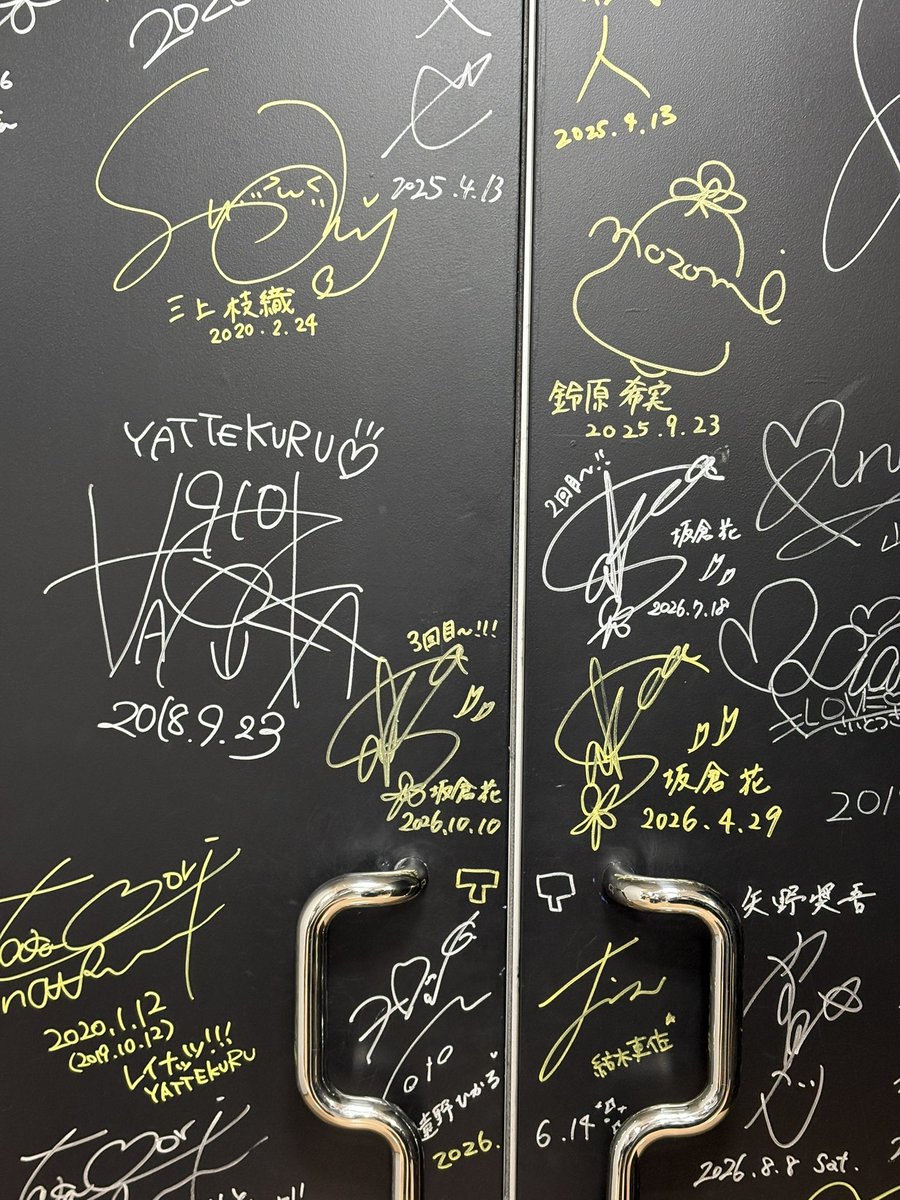 peer030's tweet photo. さくちゃんの名前をよく���達から聞くから、今日は初めて個人のイベント、YATTEKURUとしては2年ぶり(マジか…)に行ってみたけど
まさか寿司職人が登場して、ネタの切り方をガチで指導するとは…とても勉強になった…
せっかくなので、イベント後は職人の店の方に同じメニューの寿司を楽しんできた🍣 https://t.co/PSB52yal2Z