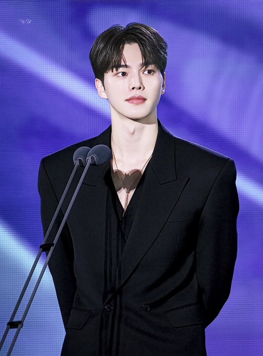 sonqkng_b's tweet photo. @OUElJJA @Eliolst_ @aydzens @MOONCROWN_EO “Dengan penuh rasa syukur, kami mengucapkan terima kasih kepada seluruh tamu undangan yang telah berkenan hadir, meluangkan waktu, dan menjadi bagian dari malam istimewa bagi kedua mempelai.”
Darren terdiam sejenak, memberikan senyum hangat kepada seluruh tamu.

#AicenTieTheKnot https://t.co/wjyGscLDBX