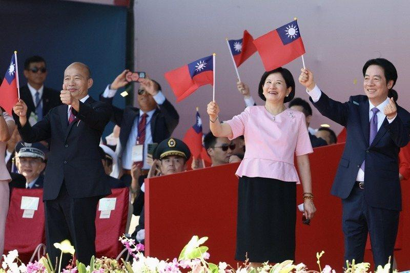 wongkim728's tweet photo. 10月10日，台湾在总统府前广场举行中华民国115年双十国庆大会，三军仪队表演、战机编队飞越总统府，赖清德发表国庆演说。
担任大会主席的立法院长韩国瑜，却在各国使节面前17分钟脱稿开炮，痛批执政当局“假民主、真独裁”。
台北选战正酣，蒋万安被打得满地找牙，韩国瑜憋不住了，跳出来帮拖。奈何身份不搭，胁从无由，结果把国民党的丑从台北出到了国际。
https://t.co/7kFmxIopSk