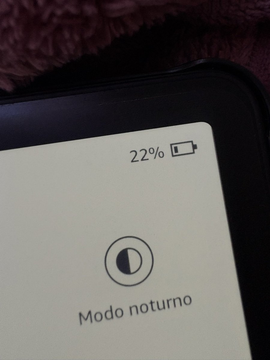 jusdailydiary's tweet photo. Amigos usuários de kindle, como está o rendimento da bateria de vocês? Sinceramente não lembro quando recarreguei, mas li pelo menos 3k páginas desde então (no modo avião) e ainda está 22% https://t.co/siLS9bMRsN