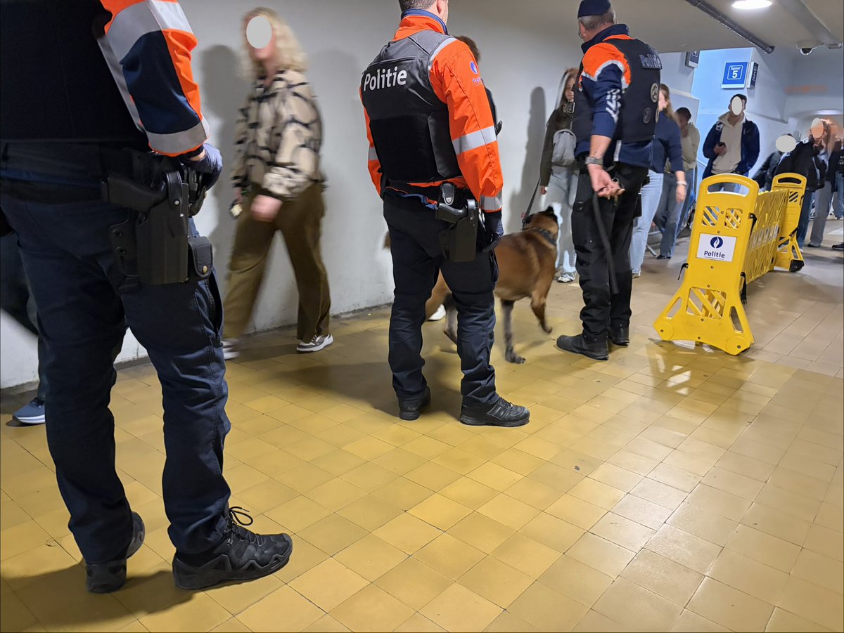 pzvlas's tweet photo. 🚨@StadKortrijk en @pzvlas zetten ook dit school- en academiejaar sterk in op een veilige stationsomgeving én uitgaansbuurt in Kortrijk, met verhoogd politietoezicht en gerichte acties👮Gisteren was er een nieuwe overlastcontrole op treinreizigers. Meer: https://t.co/FqPgoo04uj https://t.co/GvMVbbfQC5