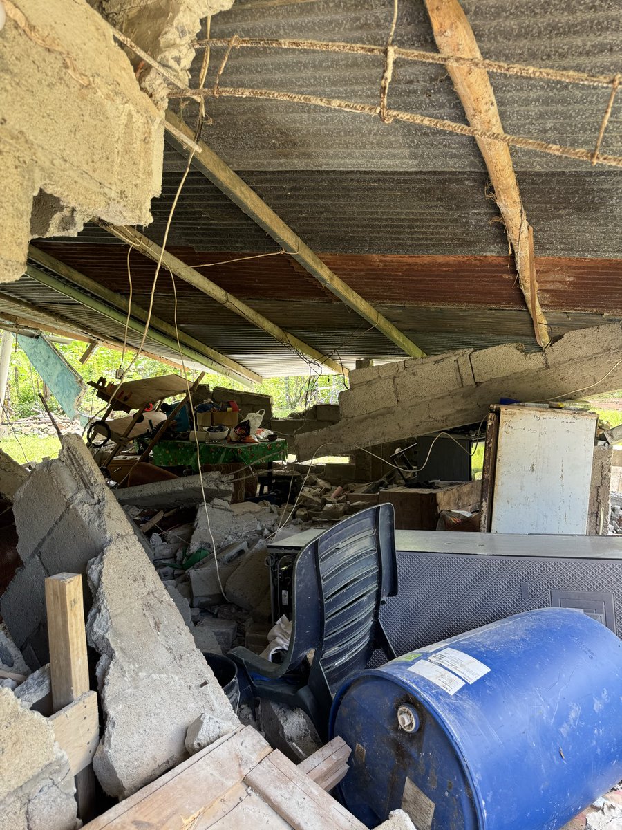 MarioPinzonB's tweet photo. Hacemos un llamado a las autoridades de Veraguas. 
En El Marañon de Soná hay más de 30 viviendas colapsadas. Hay familias enteras, niños, adultos mayores sin donde resguardarse. 
A 24hrs del sismo ninguna autoridad se ha acercado a apoyar.
El representante no cuenta con recursos. https://t.co/FoiynoRHdv